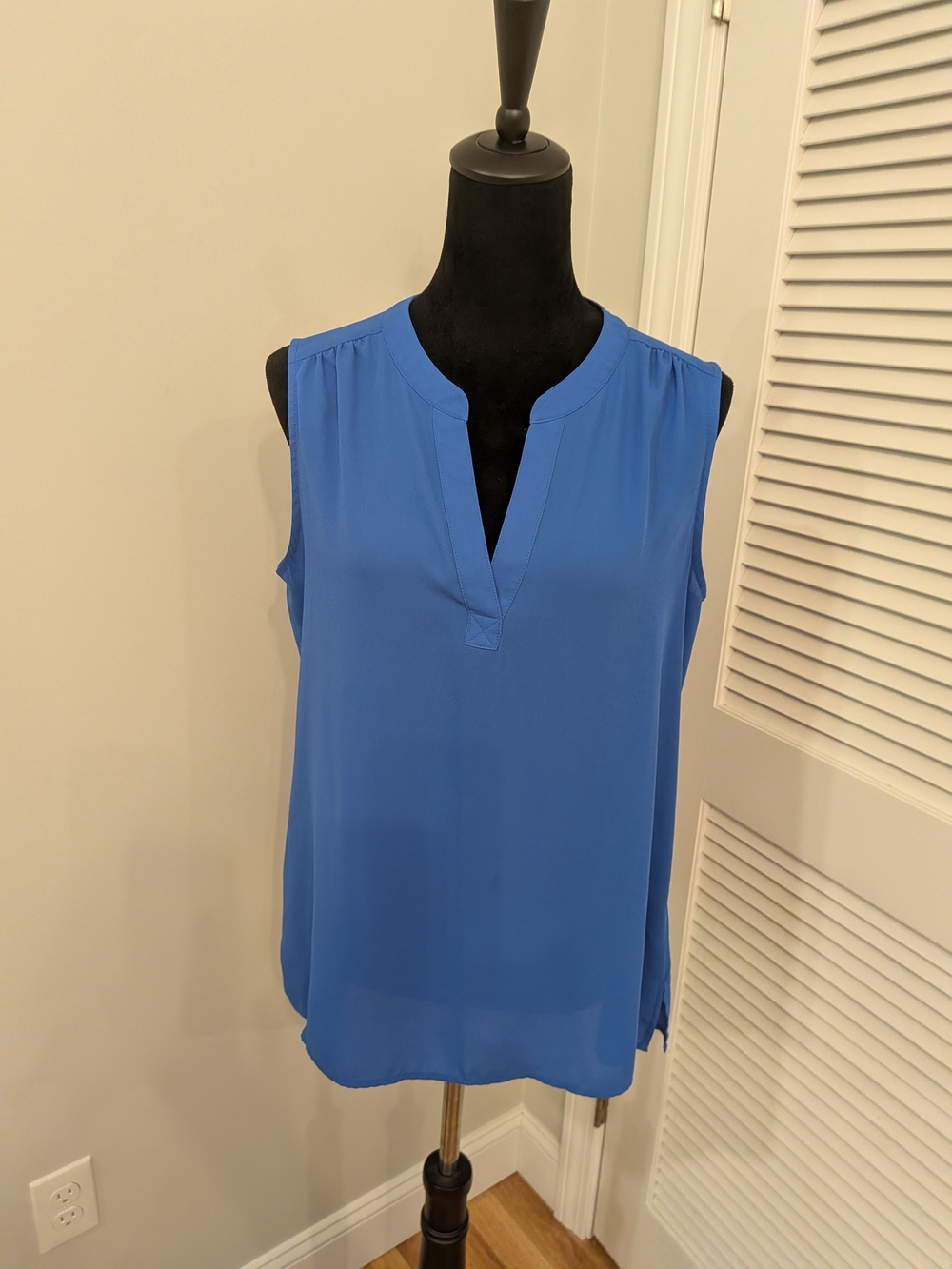 Chaus Blue Sleeveless V-Neck Blouse Size M New